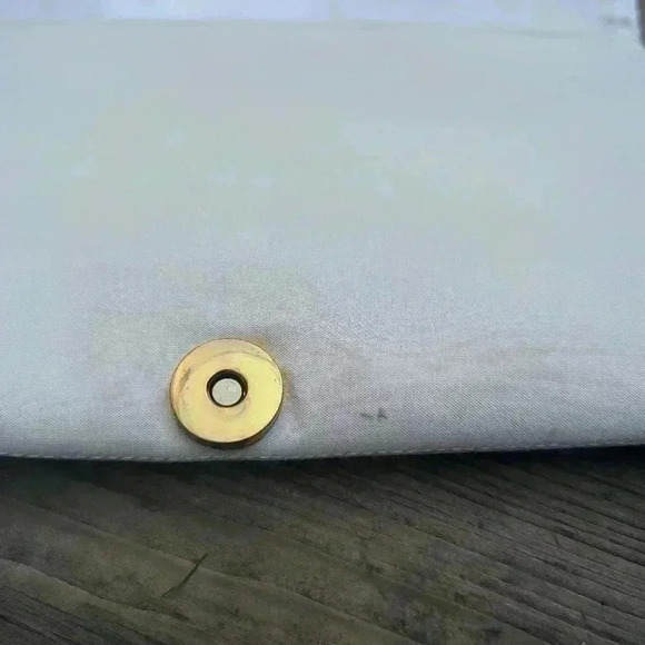 Shiraleah clutch bag white with yellow damask design and goldtone chain - Picture 4 of 8